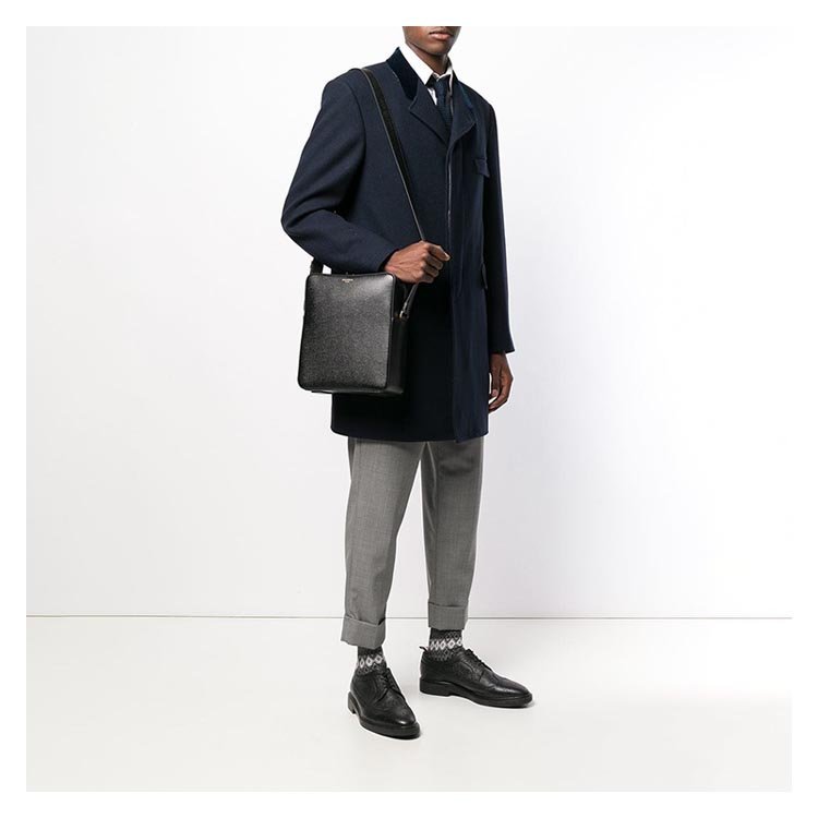 thombrowne怎么读,thombrownelogo thom browne/thom browne 18年秋冬 logo斜挎包 邮差包 男包 男性